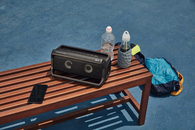 Featuring advanced technology from Meridian Audio, LG's new 2018 audio products deliver natural, high-quality sound in the home and on the go. For listeners on the go, the PK7 Bluetooth speaker combines powerful sound performance with a compact, portable design that offers rich audio and multicolored lighting modes to deliver a unique music experience no matter where it is placed.