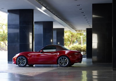2019 Mazda MX-5 with new brown soft top (CNW Group/Mazda Canada Inc.)