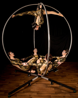 Aqua Cirque is an enchanting water-themed circus show from A2D2-Aerial Dance Cirque Co. The show was written for the festival and was inspired by Toronto's vibrant waterfront. (CNW Group/Water's Edge Festivals & Events)