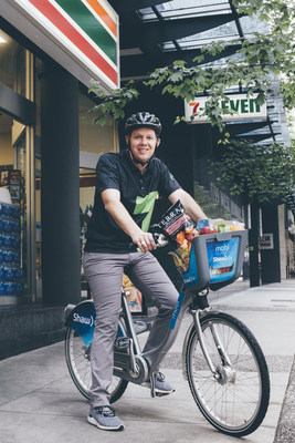 Doug Rosencrans, 7-Eleven Canada’s Vice President and General Manager, fills his Mobi bike with better-for-you food and drink in downtown Vancouver (CNW Group/7-Eleven Canada)