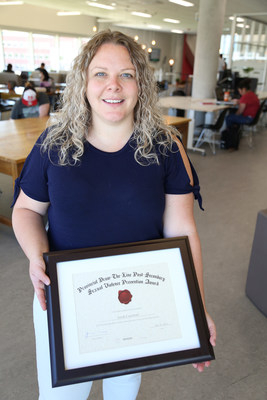 Recipient Sarah Crawford at Algonquin College. (CNW Group/White Ribbon Campaign)