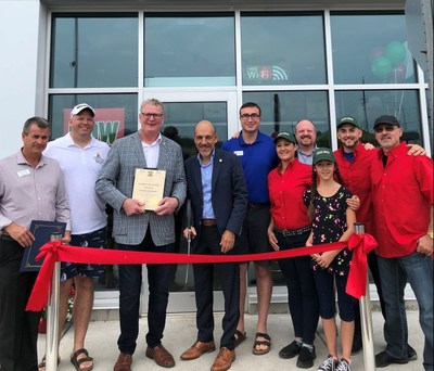 President, Domenic Primucci (centre), Mayor Steve Clarke (left), Franchisee David Struga (one in from right) along with family and City of Orillia members take part in an official ribbon cutting ceremony with Mayor Clarke welcoming Pizza Nova to the city of Orillia. (CNW Group/Pizza Nova)