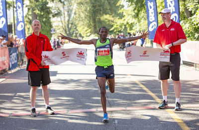Kip Kangogo wins the 2018 Scotiabank Vancouver Half-Marathon. (Photo credit:  Inge Johnson / Canada Running Series) (CNW Group/Scotiabank)