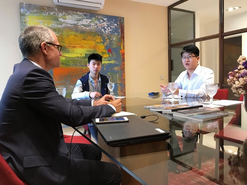 Mr Mario Raposo, General Manager REMAX Portugal (left) having a meeting with Belt and Road Fintech Development Center Chairman, Mr Jerome Ang(right) in Lisbon