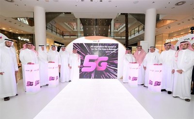 5G Bahrain group photo (PRNewsfoto/VIVA)