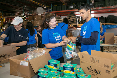 Volunteers packaging personal hygiene kits at the Always #LikeAGirl packing event, that will be donated to local organizations supporting asylum seekers. (CNW Group/Always)