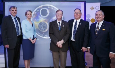 De la gauche : L’ancien astronaute canadien Dr. Dave Williams,  la présidente de la Monnaie royale canadienne Sandra Hanington,  le professeur émérite de l’université de Toronto Dr. John Percy, le directeur général de la Société royale d’astronomie du Canada (SRAC) Randy Attwood et le président de la SRAC Colin Haig dévoilent une pièce de collection en argent célébrant le150e anniversaire de la SRAC (Toronto, le 26 juin 2018). (Groupe CNW/Monnaie royale canadienne)