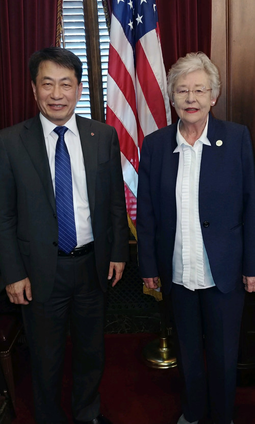 Alabama Gov. Kay Ivey congratulates Soon Kwon, global president of the LG B2B (Business-to-Business) Company, for LG Electronics’ plans to establish a new solar module assembly plant in Huntsville.