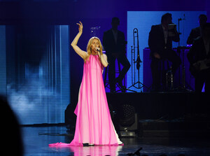 celine dion pink dress Céline Dion in Schiaparelli Haute Couture