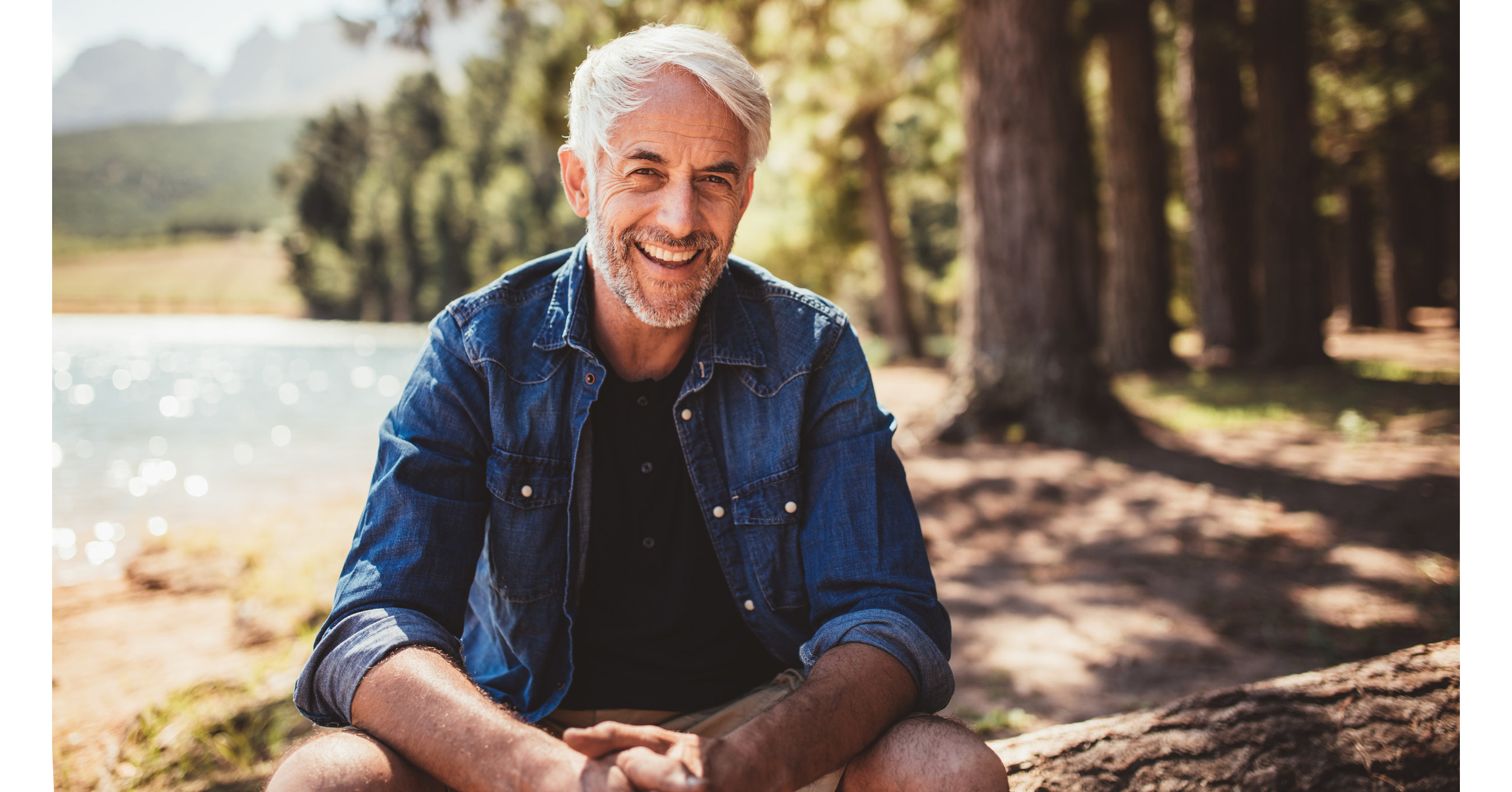 Мужчина сидит на бревне. Мужчина сидит на бревне. Older man sitting in a house with akubra looking to sunset. Old man public. Old man public.