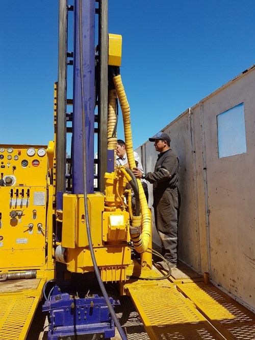 Drilling at Ollague (CNW Group/Lithium Chile Inc.)