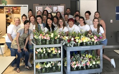 L'Oréal Canada employees prepared bouquets for CHSLD residents with the help of Floranthropie. (CNW Group/L'Oréal Canada Inc.)