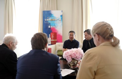 Wang Hongbo was interviewed at the banquet by several Russian media organizations