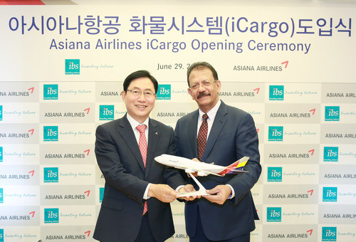 V K Mathews - Executive Chairman, IBS Software and Kim Kwang-suk - Senior Executive Vice President of Cargo Business, Asiana Airlines at the Opening Ceremony in Seoul (PRNewsfoto/IBS Software)