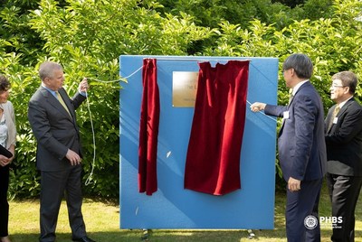 HRH The Duke of York unveils the plaque to commission the Lake Walk, Pitch@palace Pathways