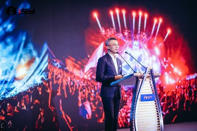 Bai Mudi, CEO of CMIG, delivering a speech