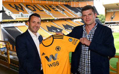 Laurie Dalrymple Wolves Managing Director (left) and Kajetan Mackowiak CoinDeal co-founder (right) (PRNewsfoto/CoinDeal)