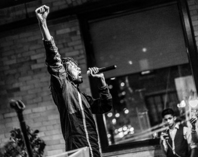 Award-winning recording artist and former South Sudanese refugee Emmanuel Jal delivers a powerful performance at Water for Peace. (CNW Group/The Rainmaker Enterprise)