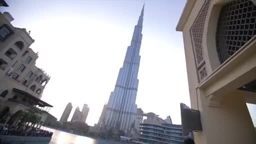 El marcador de fútbol en vivo más alto del mundo cautiva a los visitantes desde el Burj Khalifa de Emaar en Dubái