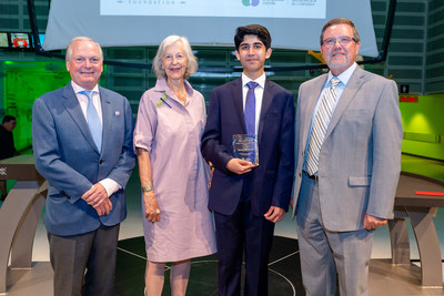 Today, the Ontario Science Centre presented the 2018 Weston Youth Innovation Award to London, Ontario's Danish Mahmood for his Wireless Interconnected Non-Invasive Triage System (WINITS) device. Established in 2008, the Award encourages and recognizes young Canadian innovators.  L-R: Geoffrey Wilson (The W. Garfield Weston Foundation), Nancy Rebanks (The W. Garfield Weston Foundation), Danish Mahmood and Maurice Bitran (Ontario Science Centre) (CNW Group/Ontario Science Centre)