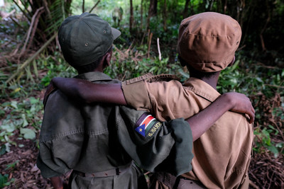  Yambio, au Soudan du Sud, Ganiko, g de 12 ans, et Jackson, g de 13 ans, librs de groupes arms, participent  une crmonie de dsarmement et prendront part  un programme de rinsertion.  UNICEF/UN0202141/Rich (Groupe CNW/UNICEF Canada)
