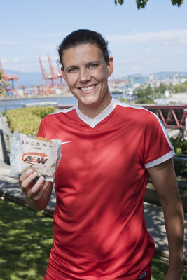 Services alimentaires A&W du Canada Inc. et la Socit canadienne de la sclrose en plaques font quipe avec la vedette du soccer Christine Sinclair, double mdaille de bronze olympique et capitaine de l'quipe nationale fminine de soccer du Canada, dans le cadre de la 10e campagne annuelle du Rendez-vous A&W pour stopper la SP. Elle connat trs bien les effets de la SP, puisque sa mre Sandi - son entraneuse de soccer lorsqu'elle tait jeune - est elle-mme atteinte de SP. Le Rendez-vous A&W pour stopper la SP commence le lundi 9 juillet et se poursuit jusqu'au jeudi 16 aot 2018 alors qu'A&W versera 2 $  la Socit canadienne de la sclrose en plaques pour chaque Teen BurgerTM vendu le 16 aot. (Groupe CNW/Services alimentaires A&W du Canada Inc.)