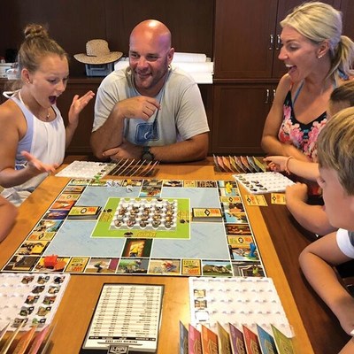 Bryan Baeulmer and family playing Build-iT With Bryan Step By Step. (CNW Group/Build-iT Games)