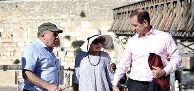 Justice Ginsburg visits the Western Wall in Jerusalem with human rights activist Natan Sharansky and Genesis Prize Foundation Co-Founder Stan Polovets