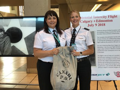 WestJet Encore Captain’s Athenia Jansen (Left) and Janna Breker Kettner (Right) with air mail bag for delivery on July 9, 2018 (CNW Group/WESTJET, an Alberta Partnership)