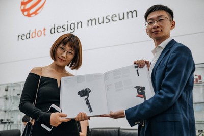 Designer Wang Xin (left side) and her Zhiyun colleague at Red Dot award ceremony