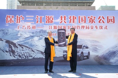 Li Xiaonan, Director of Sanjiangyuan National Park's Administration (right), accepting the donation of 20 GS8 SUVs from Yu Jun, President of GAC Motor (left) as part of the company's continuing commitment to protecting headwaters and wildlife in the park (PRNewsfoto/GAC Motor)