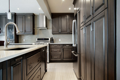 An innovation in MDF cabinetry finishes, created by Superior’s very own team of experts, the Fusion Finishes Line offers decorative handcrafted finishes on MDF. This dynamic line was the winner of the Best of KBIS (Kitchen and Bath Industry Show) – People’s Choice Award in 2017. (CNW Group/Superior Cabinets)