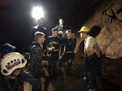 Jason Wang (right), an employee of Foton Thailand, entered the cave, acting as interpreter for rescue teams