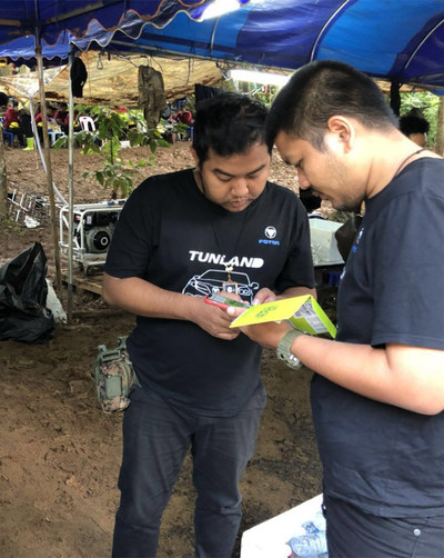 Phanuwat and Mr. Apichart from Foton Thailand assisted a rescuer in repairing the communication equipment