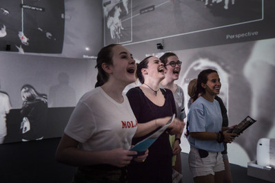 Rafael Lozano-Hemmer (en collaboration avec Krzysztof Wodiczko), Zoom Pavilion, [Pavillon d’amplification], 2015; Projections, caméras infrarouges, blocs d'éclairage infrarouge, haut-parleurs, ordinateur, composantes électroniques et logiciel sur mesure; Avec l’aimable permission de l’artiste et de la galerie bitforms - © Rafael Lozano-Hemmer / SODRAC, Montréal / VEGAP, Madrid (2018); Photo : François Maisonneuve (Groupe CNW/Musée d'art contemporain de Montréal)