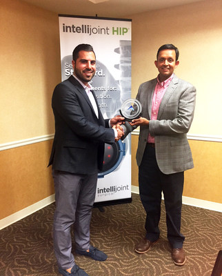 Armen Bakirtzian (left), CEO & Co-Founder of Intellijoint Surgical, presents the IJS Innovation Award of Excellence to Ritesh Shah, MD, orthopedic surgeon with Illinois Bone & Joint Institute. Dr. Shah is being recognized for being the first surgeon in Illinois to offer improved hip replacement outcomes with intellijoint HIP® in an outpatient surgery center setting. (CNW Group/Intellijoint Surgical Inc.)