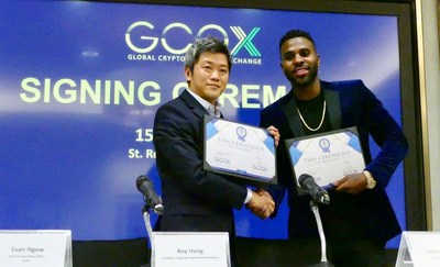 (Left) GCOX’s Ray Heng posing for the cameras with Jason Derulo (right), at the signing ceremony between GCOX and Derulo on 15 July 2018.