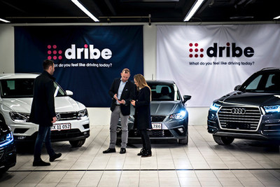 Dribe CEO Lars Eegholm shows consumers how easy the subscription app is to use.