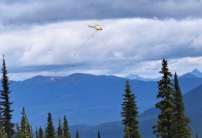 An AStar B3 helicopter completing the VTEM and Magnetic Geophysical Survey at the Stardust Project – July 2018 (CNW Group/Sun Metals)
