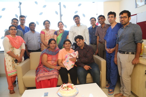 Baby Cherry with her parents and the team of doctors at Rainbow Hospital (PRNewsfoto/Rainbow Children's Hospital)