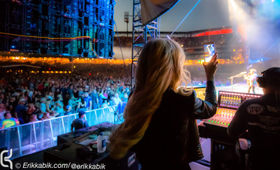 Michaele Schon Looks on as Neal Schon Dedicates Performance of “Lights” to Steve Perry