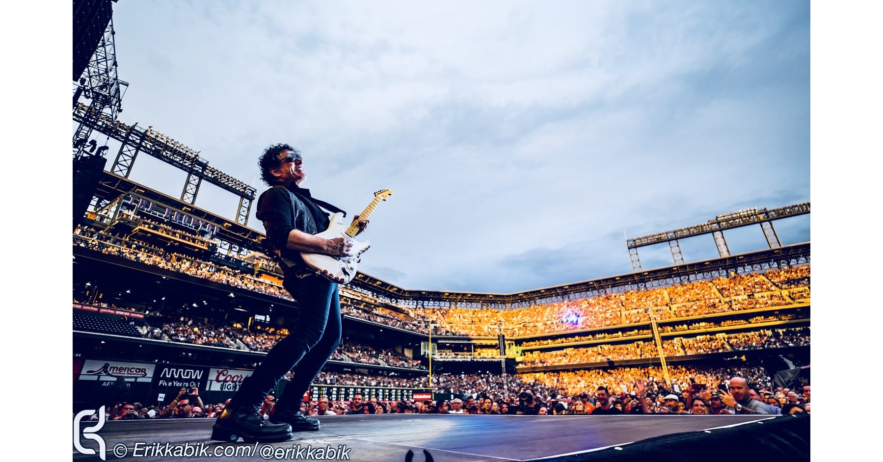NEAL SCHON Dedicates Nightly Performance of "LIGHTS" to STEVE PERRY