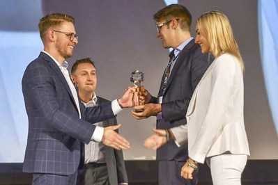The Swiss startup Unity Investment was honored at the Crypto Currency World Expo 2018 in Warsaw for the best project in the field “Initial Coin Offering”. Persons from left to right: Dawid Kustra (Co-Founder of Cryptocurrency World Expo), Lukasz Paszkiewicz (Co-Founder of Cryptocurrency World Expo), Sean Prescott (Founding Partner & CEO der Unity Investment AG), Shirly Valge (Senior Manager, Sales & Marketing der Unity Investment AG). Copyright: Crypto Currency World Expo (PRNewsfoto/Unity Investment)
