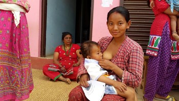 Saru knows that breastfeeding is important for her 22-month-old baby, Payenga – and she also knows it’s the only thing that helps him forget the sting of a measles vaccination which he received a few minutes earlier at the emergency vaccination site set up in Kot Danda, Nepal. © UNICEF/UNI184466/Page (CNW Group/UNICEF Canada)
