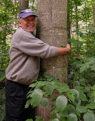 Ed Barden hugging one of his beloved trees. (CNW Group/Forests Ontario)