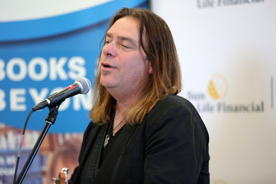 Alan Doyle se joint à la Financière Sun Life pour le lancement officiel du Programme de prêt d’instruments de musique en bibliothèques qui se déroule à la AC Hunter Public Library de St. John’s, Terre-Neuve (Groupe CNW/Financière Sun Life Canada)