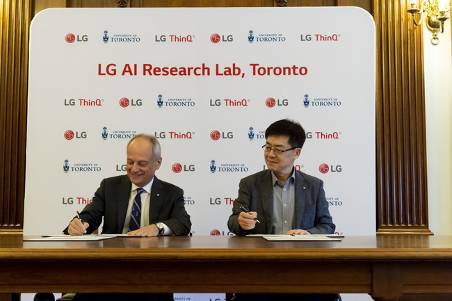 Dr. Meric Gertler, President, University of Toronto, and Dr. I.P. Park, President & Chief Technology Officer, LG Electronics Inc., finalize the five-year, multi-million dollar AI research partnership with the University of Toronto.