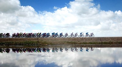 Cyclists compete alone the Qinghai Lake in the 17th Tour of Qinghai Lake in northwest China's Qinghai Province in July 2018. (Xinhuanet Photo by Yang Shoude)