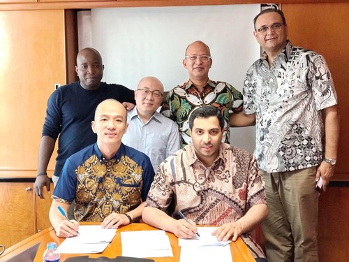 Signing MOU between Pundi X CEO and co-founder Zac Cheah (sitting left) and the CEO of Digital Force and co-founder of ebooc Abdalla Al Shamsi (sitting right) in Jakarta. Standing from Left to Right : Micheal Lawal Business Development Manager at Pundi X, Rudy Danandjaj CEO of Infinet Mobile & President Commissioner of E2Pay, Pundi X President, Constantin Papadimitriou, MD Bchain, and ebooc co-founder Sunil Malhotra