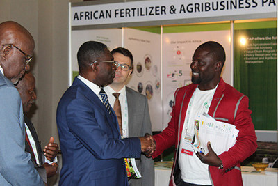 Delegates conducting business at Africa Fertilizer Agribusiness conference. (PRNewsfoto/CRU)